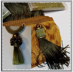 Cr&eacute;ation de manchons garnis de points de "peyote" ou de rocailles et d'o&ugrave; tombent des franges.