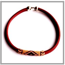 Cr&eacute;ation d'un collier perl&eacute; au point de peyote et mont&eacute; sur une base de cuir.