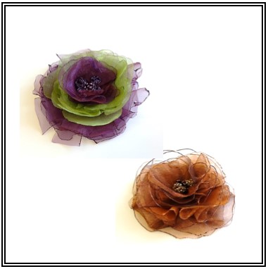 Permet de r&eacute;aliser de jolies fleurs en organza mont&eacute;es en broches ou colliers.