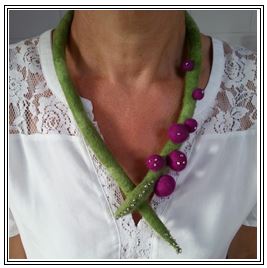 D&eacute;couvrir la technique du feutrage et r&eacute;aliser un collier. Cr&eacute;ation d'oeuvre personnelle.