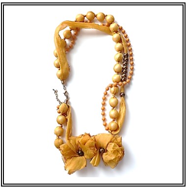 Permet de customiser un foulard et de cr&eacute;er un joli collier.