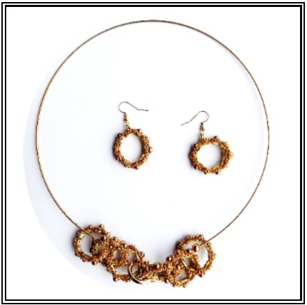 Permet de réaliser un collier et des boucles d'oreilles Permet de réaliser un collier et des boucles d'oreilles