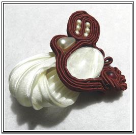 Cr&eacute;er son propre bijou en apprenant &agrave; inclure un morceau de shibori. (Shibori: technique japonaise de teinture sur tissu)