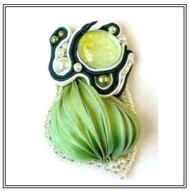 Cr&eacute;er son propre bijou en apprenant &agrave; inclure un morceau de shibori. (Shibori: technique japonaise de teinture sur tissu)