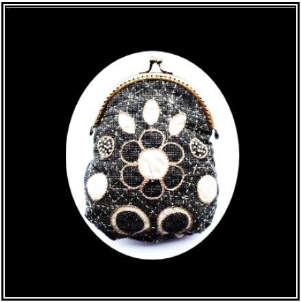 Permet d'assembler plusieurs couches de tissus qui seront ensuite découpées ce qui fait apparaître des dessins. Permet d'assembler plusieurs couches de tissus qui seront ensuite découpées ce qui fait apparaître des dessins.