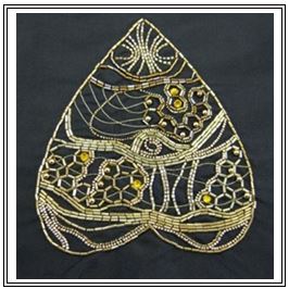 Agr&eacute;menter une oeuvre choisie (selon le niveau) de perles, de tubes, de paillettes, de cuvette... &agrave; l'aide d'un crochet.