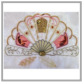 Agr&eacute;menter une oeuvre choisie (selon le niveau) de perles, de tubes, de paillettes, de cuvette... &agrave; l'aide d'un crochet.