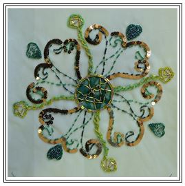 Agr&eacute;menter une oeuvre choisie (selon le niveau) de perles, de tubes, de paillettes, de cuvette... &agrave; l'aide d'un crochet.